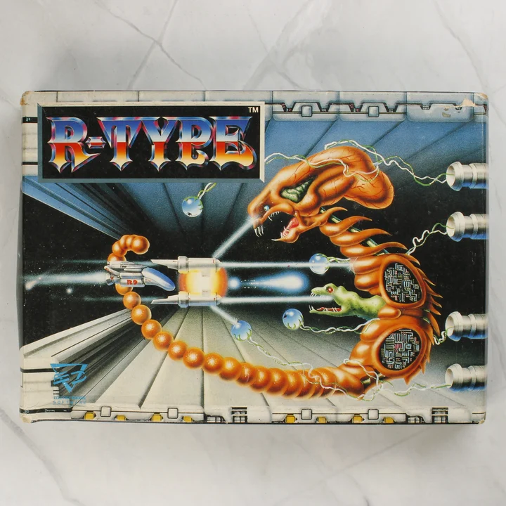 Az R-Type videójáték színes illusztrációval ellátott dobozának eleje.