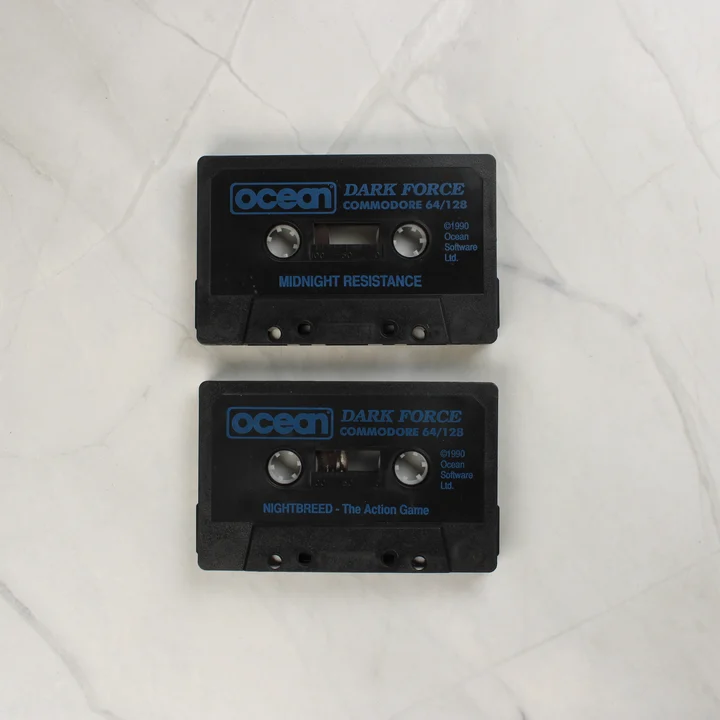 Két fekete Commodore 64 kazetta a Dark Force válogatásból