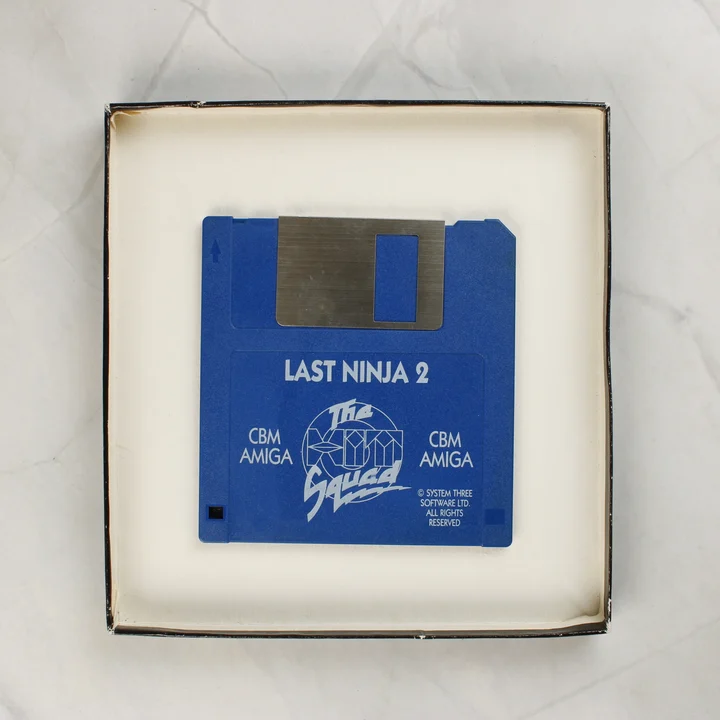 Kék színű 3,5 colos floppy lemez a Last Ninja 2 játékkal