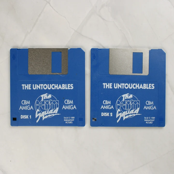 The Untouchables Amiga lemezek Két kék floppy lemez a The Untouchables játékhoz