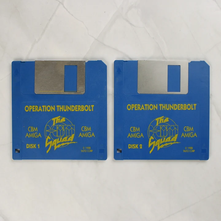 Két kék floppy lemez az Operation Thunderbolt játékhoz