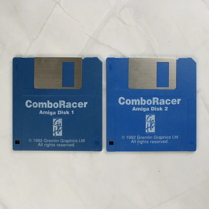 Két kék Amiga floppy lemez a Combo Racer játékkal