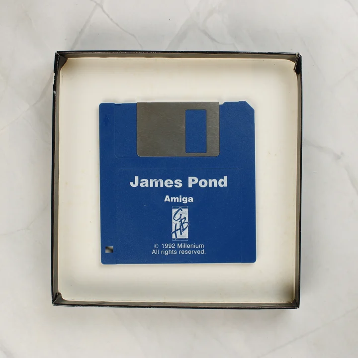 James Pond Amiga floppy lemez James Pond kék floppy lemez a dobozban