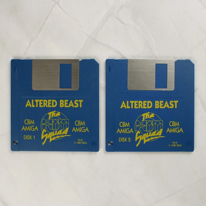 Altered Beast floppyk Két kék Altered Beast floppy lemez Amiga számítógéphez