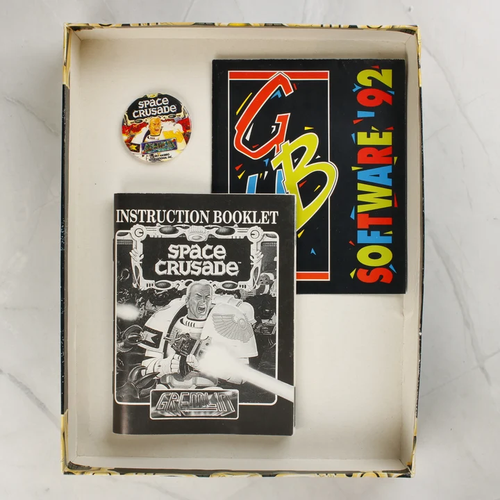 Space Crusade C64 tartozékok Space Crusade játék kiegészítői: útmutató, katalógus és kitűző