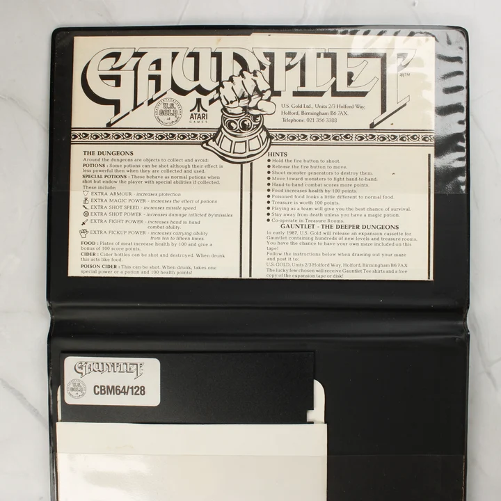 Nyitott Gauntlet videójáték tok floppy lemezzel és útmutatóval
