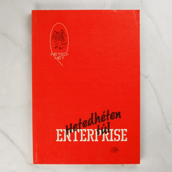 A Hetedhéten túl ENTERPRISE könyv piros borítója hétfejű sárkány logóval.