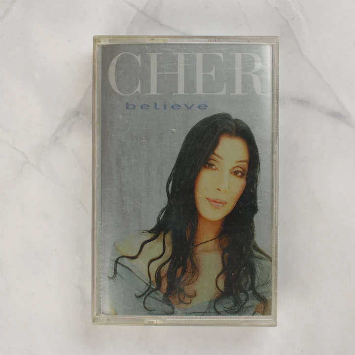Cher Believe albumának magnókazettája a tokban elölről