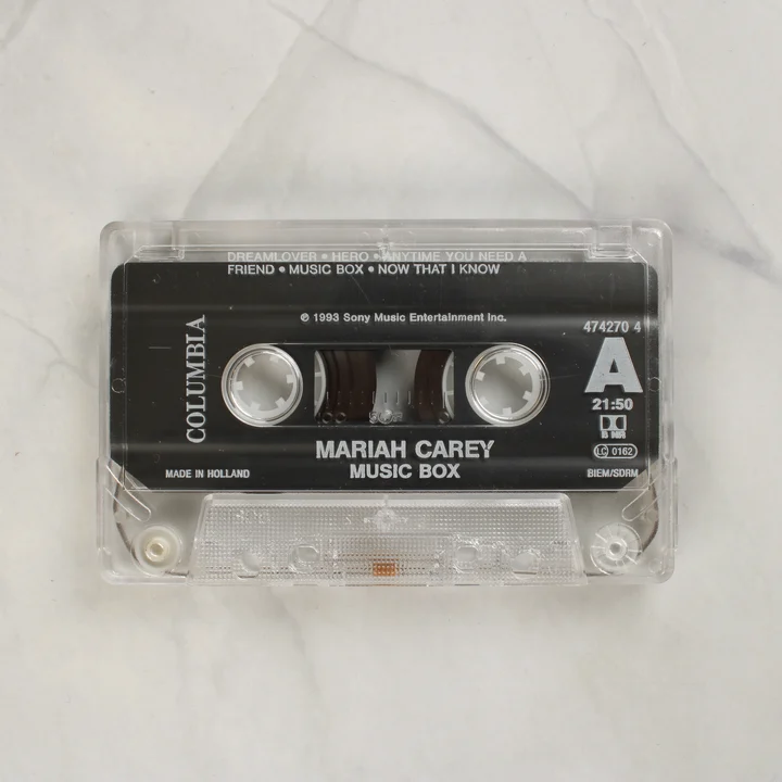 Az átlátszó Mariah Carey Music Box magnókazetta közelről