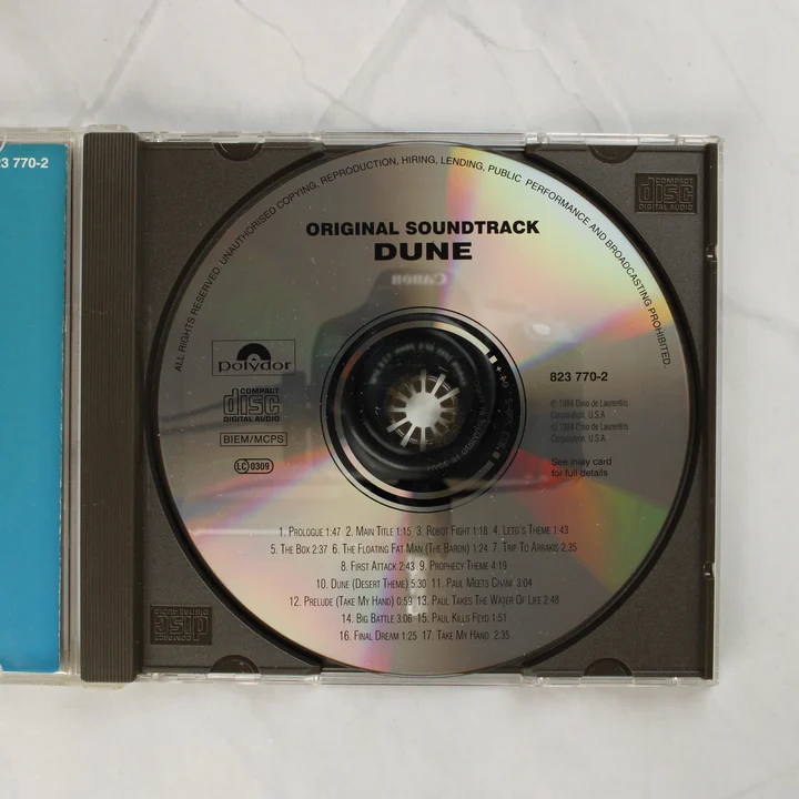 Dune filmzene CD lemez a nyitott tokban