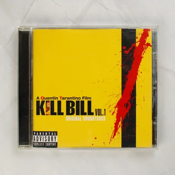 Kill Bill Vol. 1 filmzenei CD előlapja sárga háttérrel