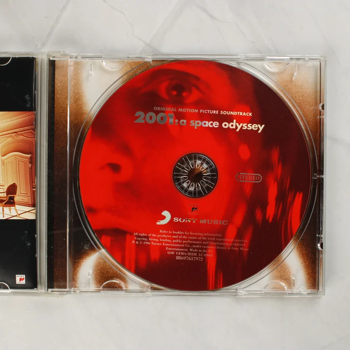 Nyitott CD-tok a vörös színű 2001: Űrodüsszeia lemezzel