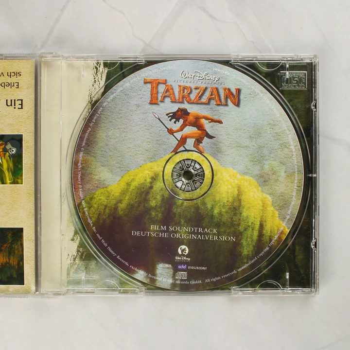 A nyitott CD-tok a Tarzan filmzene lemezzel.