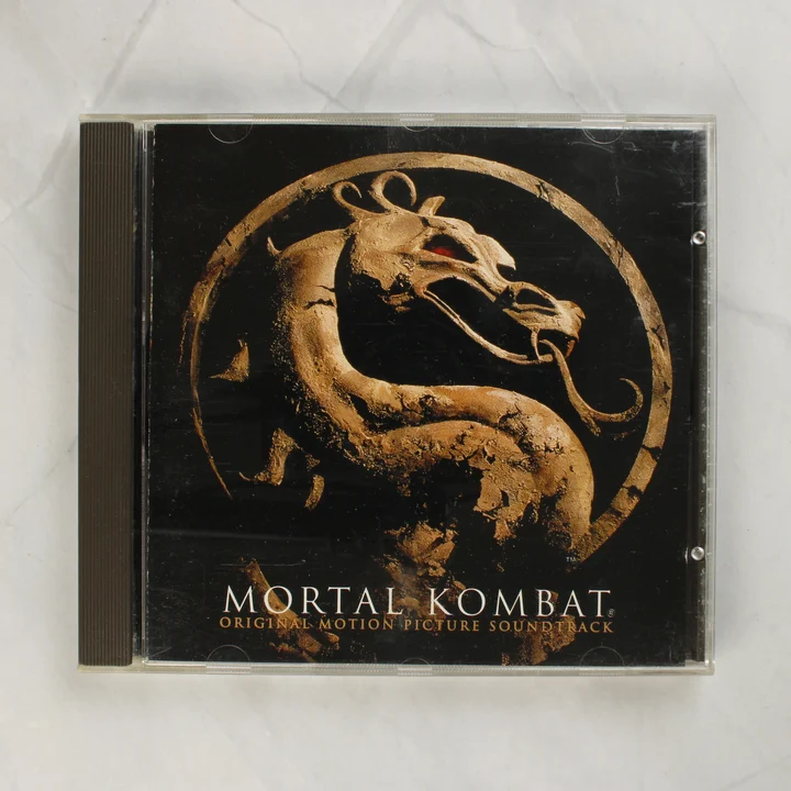 Mortal Kombat filmzene CD előlapja a sárkány logóval