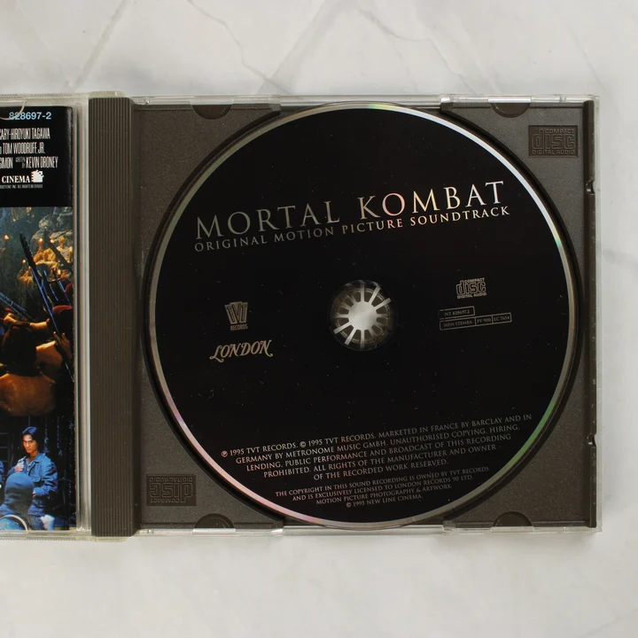 Nyitott CD-tok a Mortal Kombat lemezzel