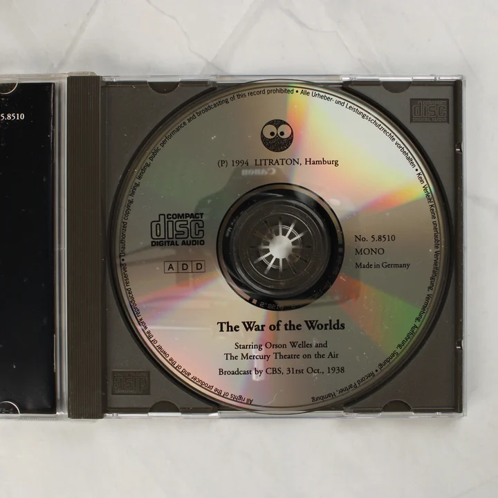 A nyitott CD-tok a lemezzel