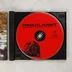 A nyitott CD-tok a vörös színű lemezzel
