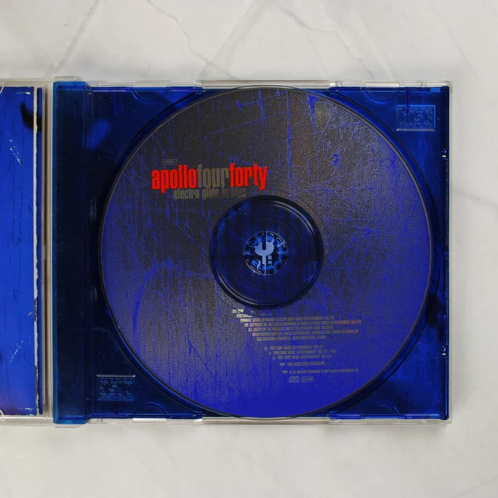 Nyitott CD-tok a kék színű Apollo 440 lemezzel