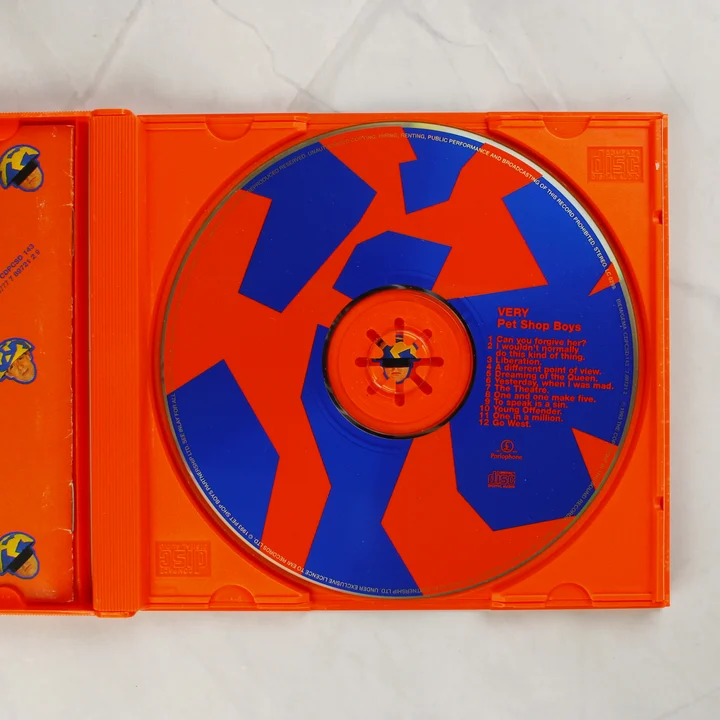 Pet Shop Boys Very CD belső nézet Nyitott narancssárga CD tok a mintás lemezzel