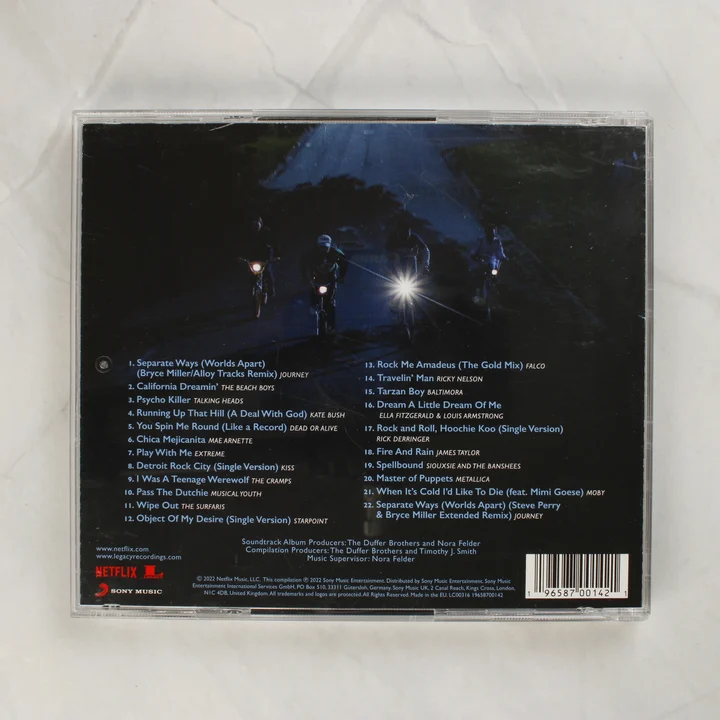 Stranger Things 4 filmzene CD hátlapja számlistával