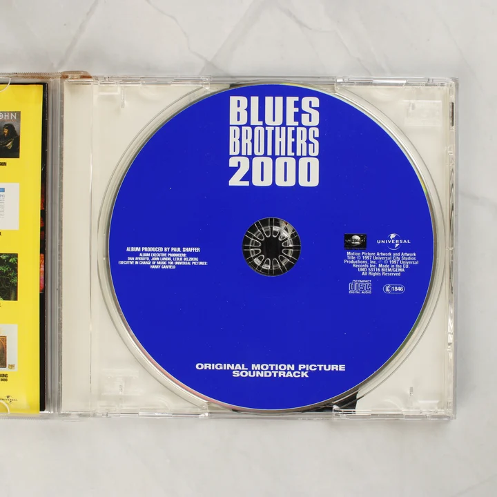 Nyitott CD-tok a kék színű Blues Brothers 2000 lemezzel