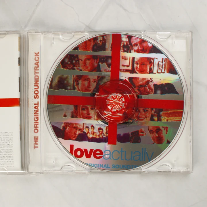Nyitott CD-tok a Love Actually lemezzel