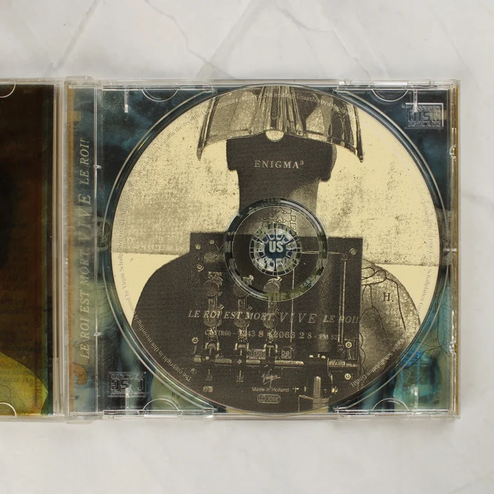 A nyitott CD-tok a lemezzel
