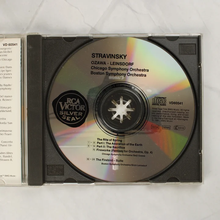 A nyitott CD-tok a lemezzel