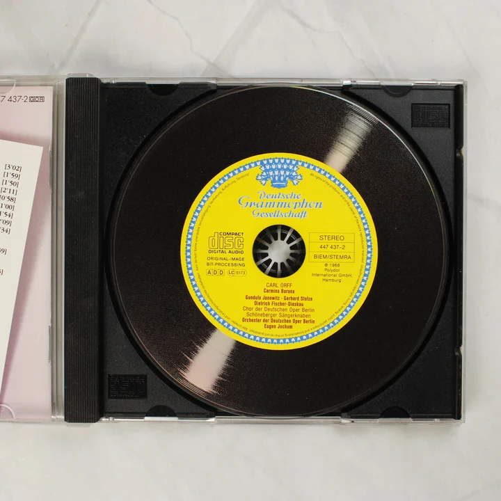A nyitott CD-tok a fekete, bakelit mintázatú lemezzel