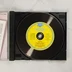 A nyitott CD-tok a fekete, bakelit mintázatú lemezzel