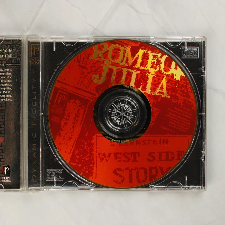 A nyitott CD-tok a vörös színű aranyozott lemezzel