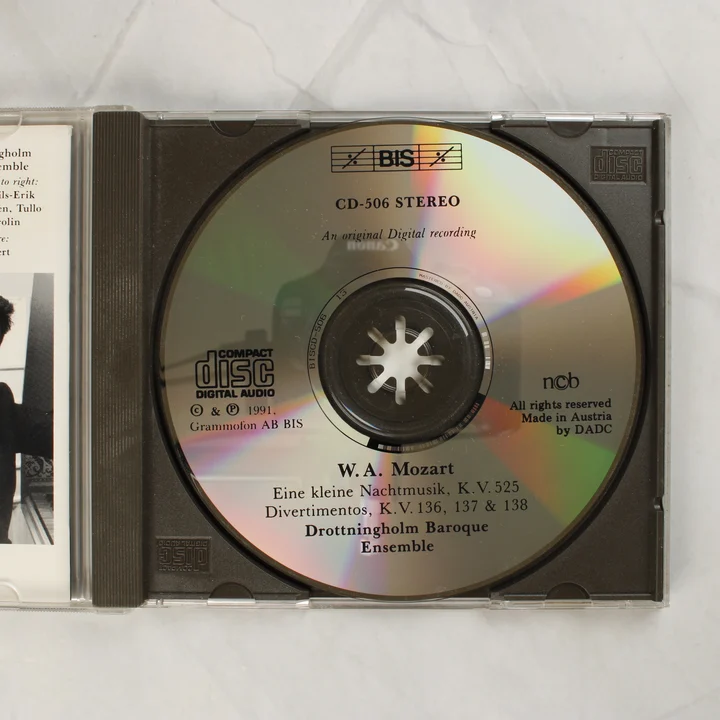 Mozart Eine kleine Nachtmusik CD lemez A nyitott CD-tok a lemezzel