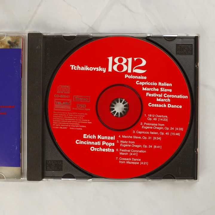 Nyitott CD-tok a piros színű Tchaikovsky 1812 lemezzel