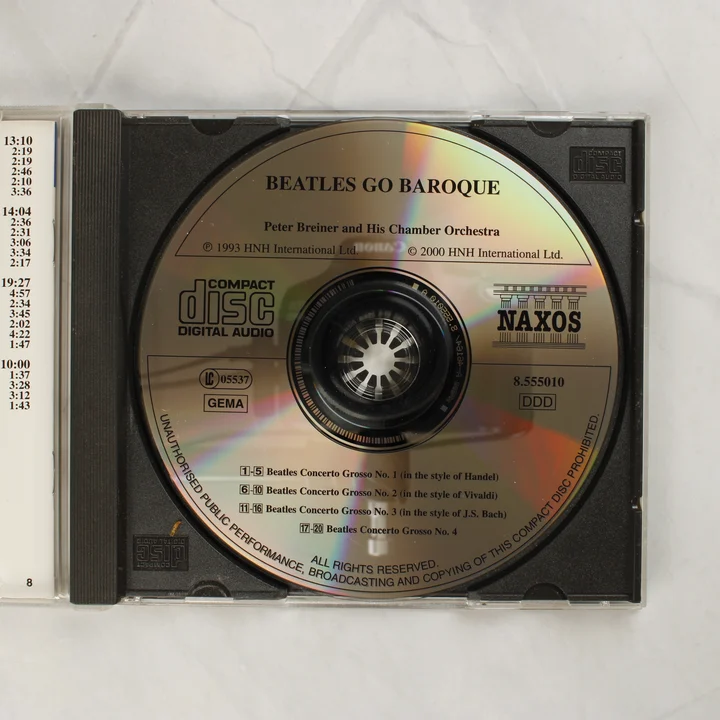 A Beatles Go Baroque CD lemez a nyitott tokban