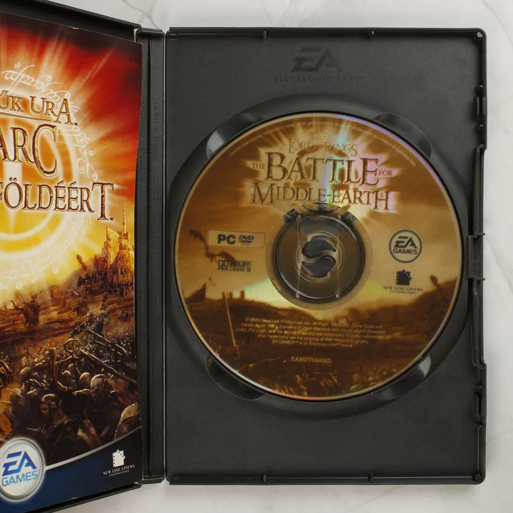 A Gyűrűk Ura: Harc Középföldéért lemez A Gyűrűk Ura: Harc Középföldéért nyitott tok és DVD lemez