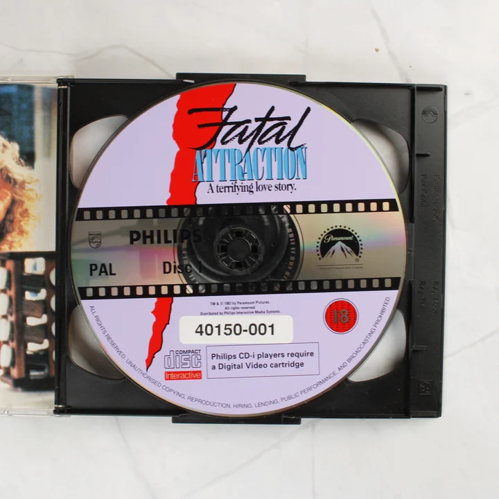 A Fatal Attraction CD-i kiadvány első lemeze a nyitott tokban