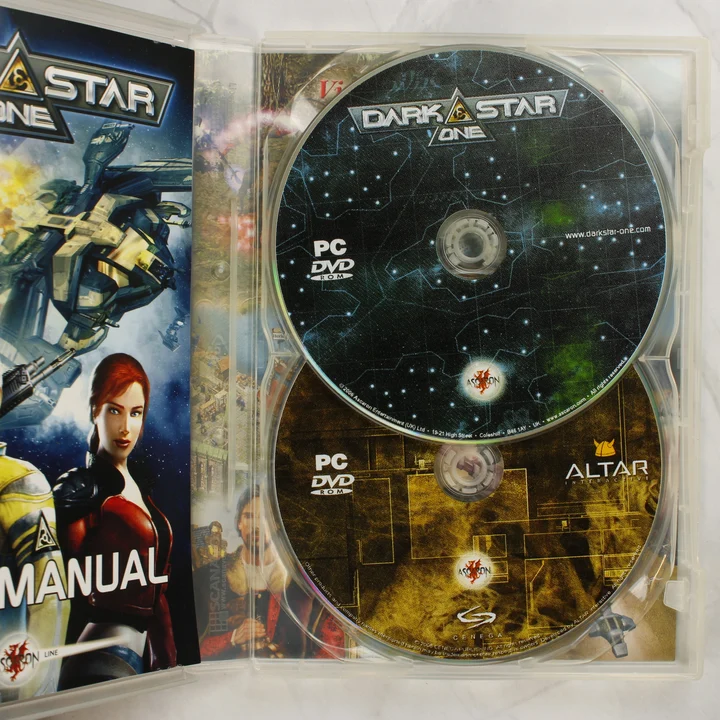 DarkStar One Collector's Edition nyitott tok a lemezekkel és kézikönyvvel