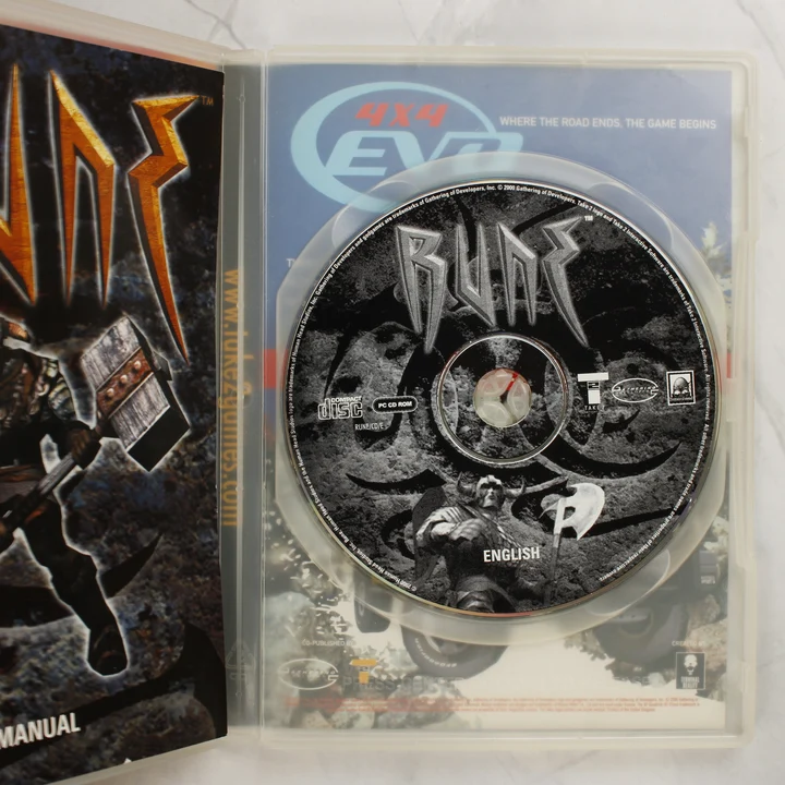 A Rune videójáték nyitott tokja a CD-vel és a kézikönyvvel