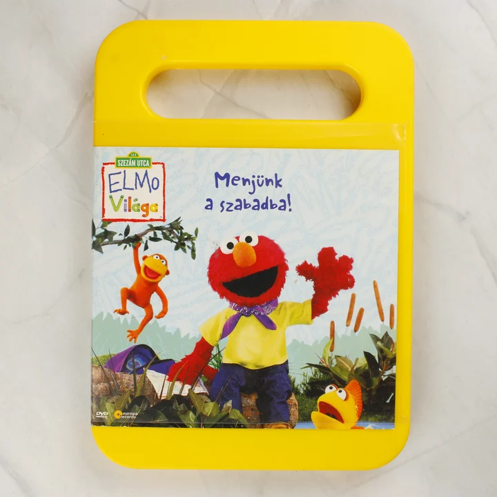 Elmo világa DVD előlap Elmo világa: Menjünk a szabadba! DVD sárga hordozófüles tokban elölnézetből