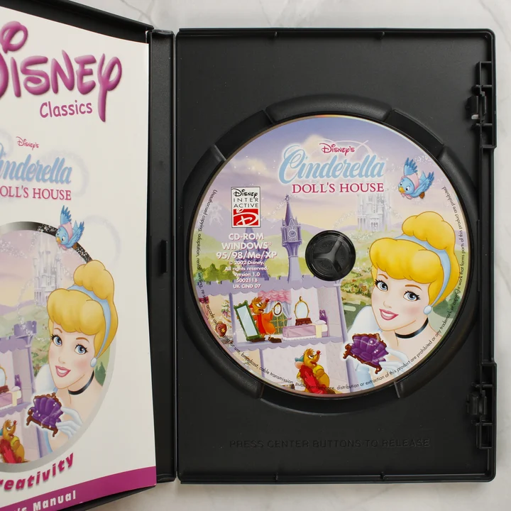 Nyitott tok a Cinderella Doll's House CD-vel és kézikönyvvel