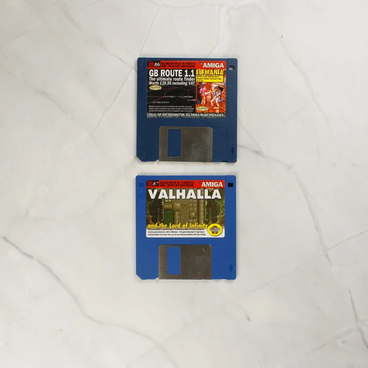 Két kék színű 3,5 colos floppy lemez a magazin mellékleteként