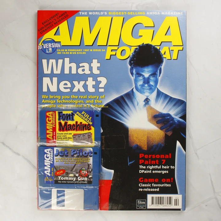 Az Amiga Format magazin 94. számának címlapja két rögzített floppy lemezzel.