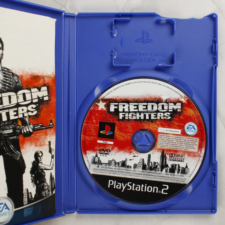 Freedom Fighters PS2 belső Nyitott Freedom Fighters PS2 tok a lemezzel és a kézikönyvvel
