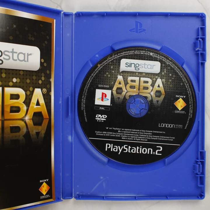 Nyitott SingStar ABBA tok a játéklemezzel
