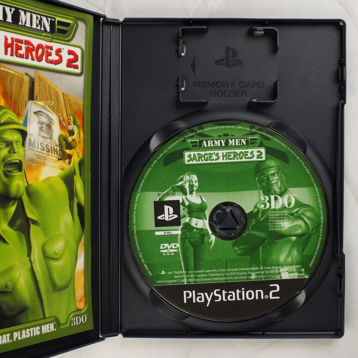 Army Men Sarge's Heroes 2 PS2 lemez Az Army Men Sarge's Heroes 2 nyitott tokja a játéklemezzel