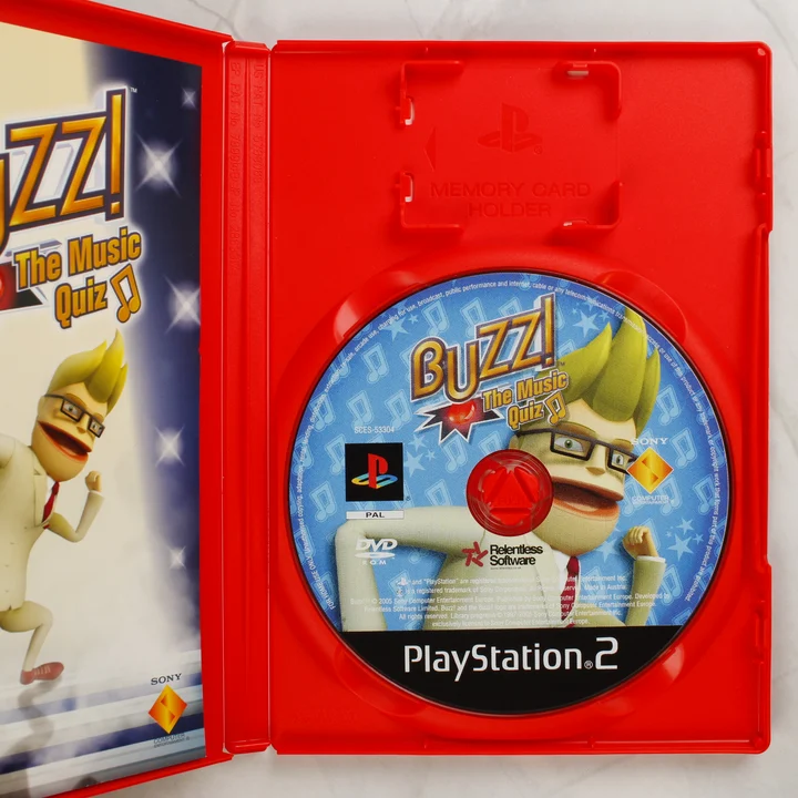 Buzz! The Music Quiz PS2 belső Nyitott PlayStation 2 tok a Buzz! The Music Quiz lemezével és kézikönyvével.