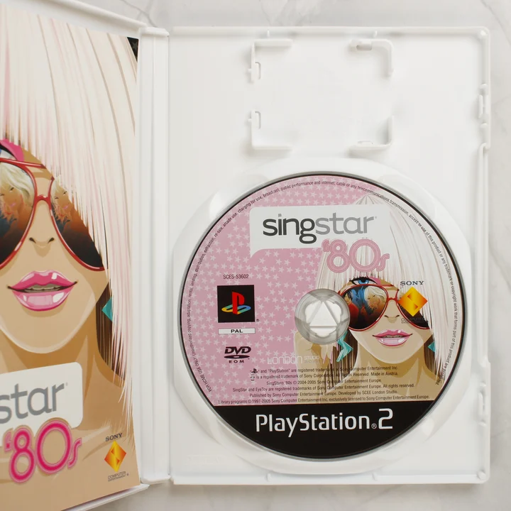 SingStar '80s PS2 lemez és belső SingStar '80s PlayStation 2 nyitott tok lemezzel