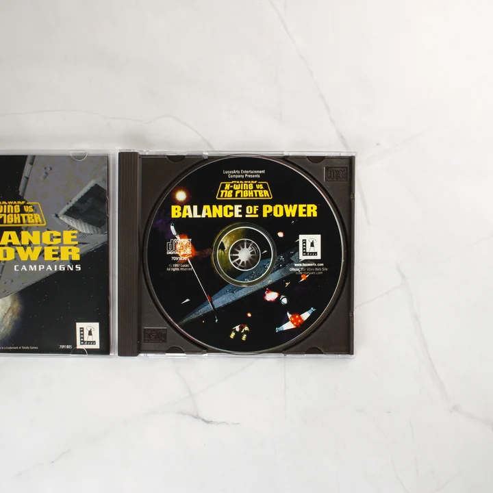 Nyitott CD-tok a játéklemezzel