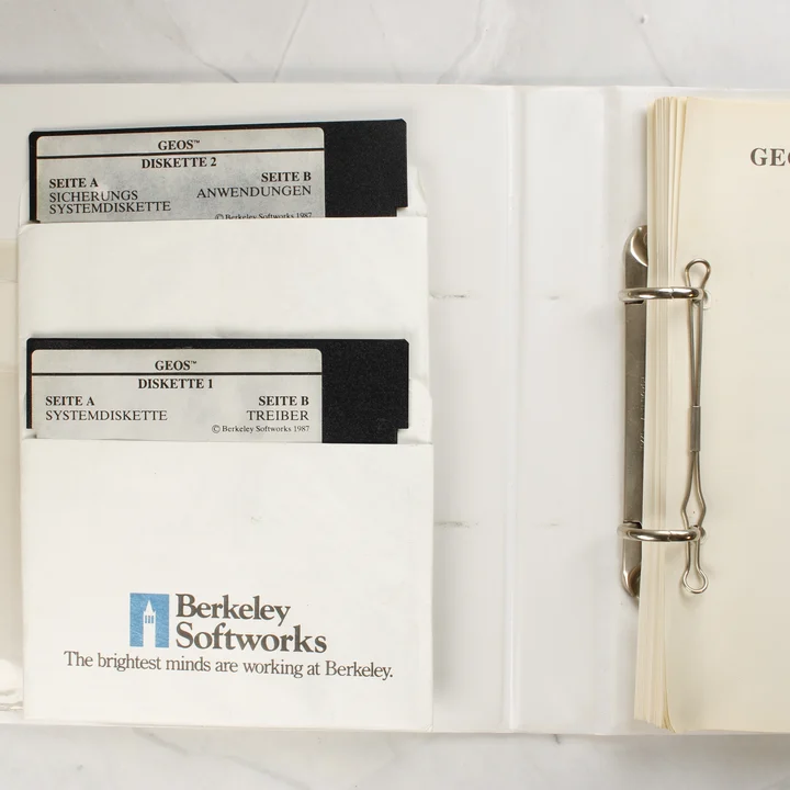Két darab 5,25 colos GEOS floppy lemez a mappában