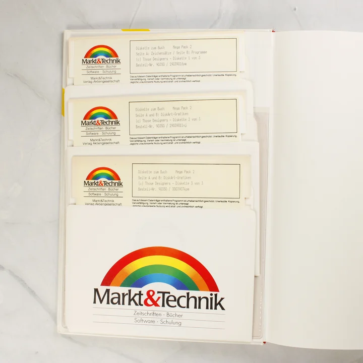 A könyv belsejében található floppy lemezek